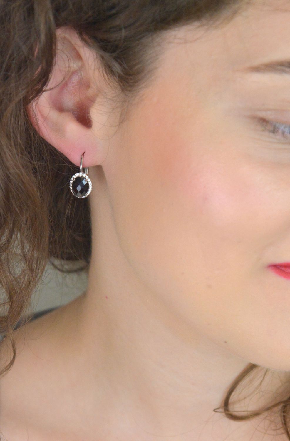 Eleganckie kolczyki damskie wykonane ze srebra próby 925, ozdobione naturalnym granatem w kształcie owalu. Zapięcie na bigiel angielski. Waga 3,50 g, długość 2,0 cm, szerokość 1,0 cm. Model K 03.jpg